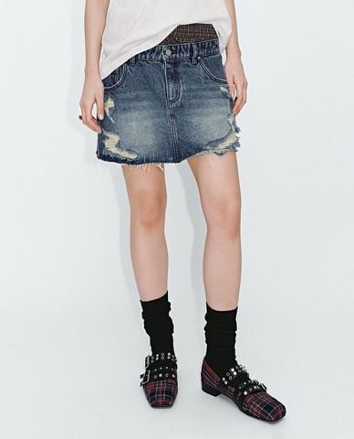  URBAN REVIVO - Chân váy denim mini rách gấu phối layer 