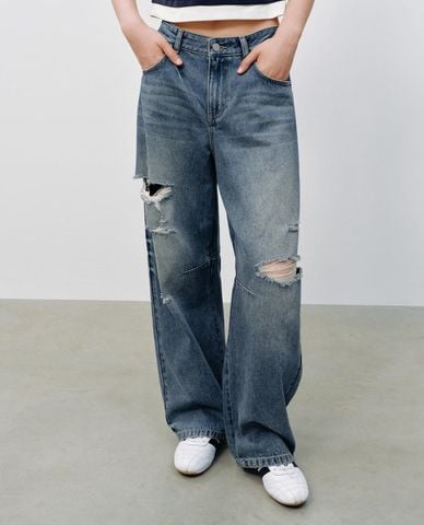  URBAN REVIVO - Quần jeans nữ ống rộng wash bạc rách gối 