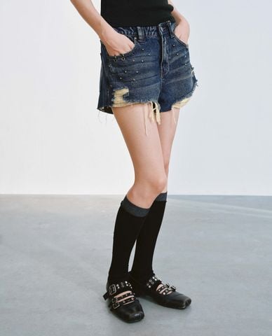  URBAN REVIVO - Quần short jeans nữ đính họa tiết 