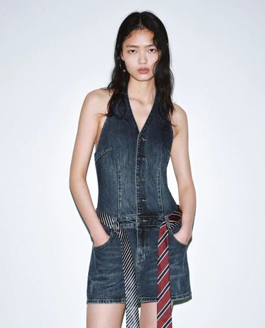  URBAN REVIVO - Đầm denim mini cổ yếm wash bạc 