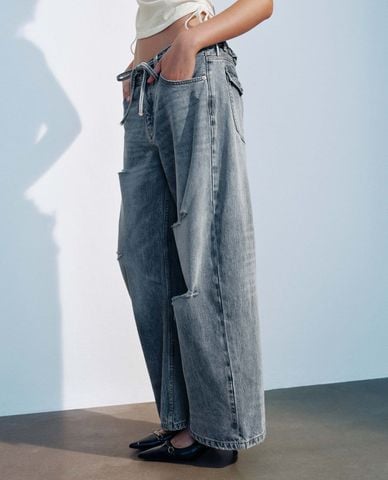  URBAN REVIVO - Quần jeans nữ ống rộng rách gối phối dây rút 