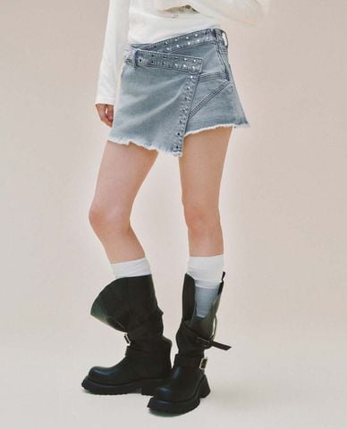  URBAN REVIVO - Chân váy denim mini đính đinh tán 