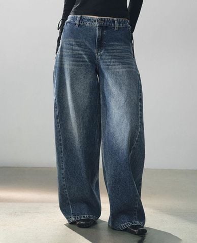 URBAN REVIVO - Quần jeans nữ ống rộng wash bạc dáng cong 