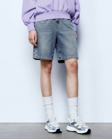  URBAN REVIVO - Quần short jeans nữ ống rộng wash bạc 