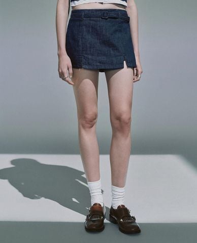  URBAN REVIVO - Quần short jeans nữ xẻ tà phối thắt lưng 
