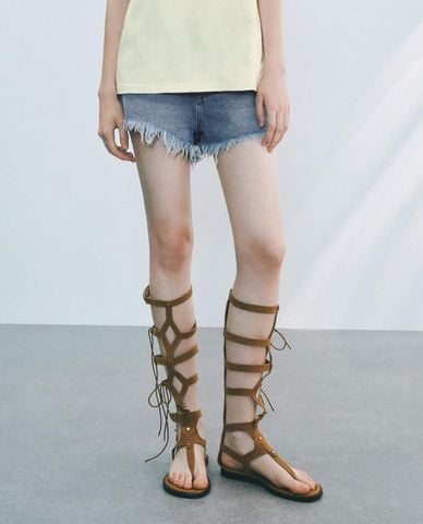  URBAN REVIVO - Quần short jeans nữ phối thắt lưng 