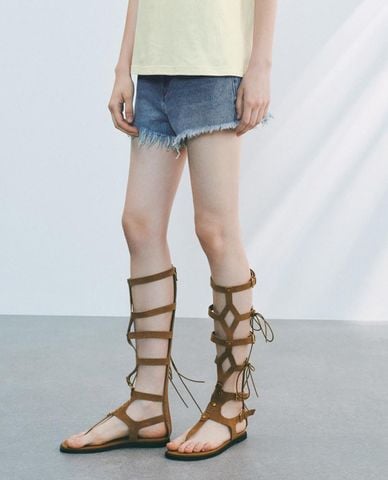  URBAN REVIVO - Quần short jeans nữ phối thắt lưng 