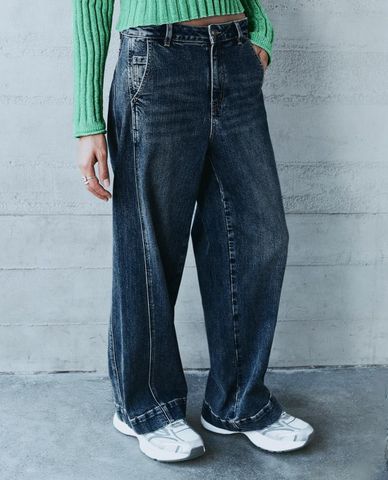  URBAN REVIVO - Quần jeans nữ ống rộng wash bạc 