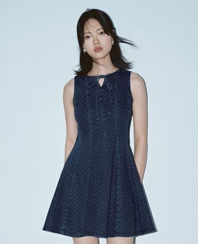  URBAN REVIVO - Đầm denim mini sát nách chấm bi 