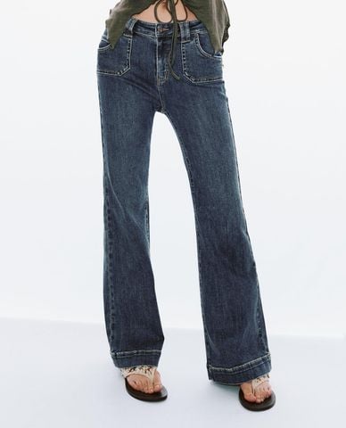  URBAN REVIVO - Quần jeans nữ ống loe wash bạc 