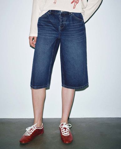  URBAN REVIVO - Quần short jeans nữ ống rộng wash bạc 