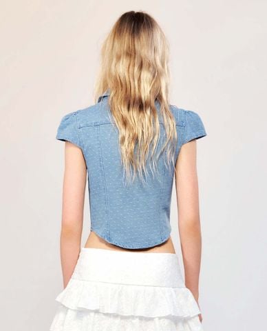  URBAN REVIVO - Áo croptop nữ denim cổ bẻ tay ngắn xếp nhún 