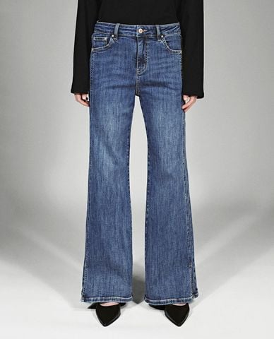  URBAN REVIVO - Quần jeans nữ ống loe xẻ gấu 