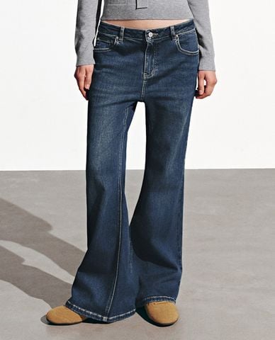  URBAN REVIVO - Quần jeans nữ ống loe wash bạc 