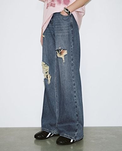  URBAN REVIVO - Quần jeans nữ ống rộng rách gối cá tính 