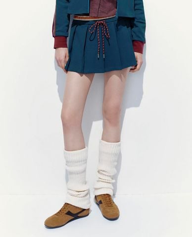  URBAN REVIVO - Chân váy xếp li mini phối viền 