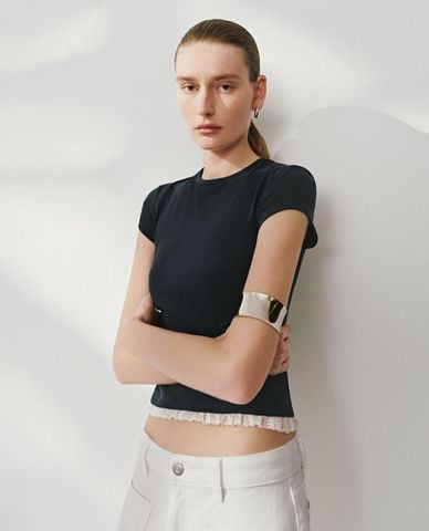  URBAN REVIVO - Áo thun nữ cổ tròn tay ngắn viền ren 