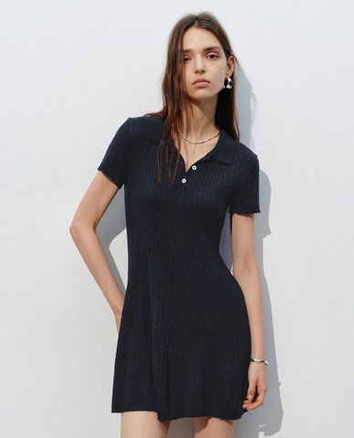  URBAN REVIVO - Đầm dệt kim mini cổ bẻ phối nút 