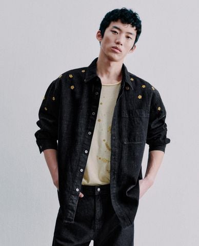  URBAN REVIVO - Áo khoác denim nam tay dài thêu họa tiết 