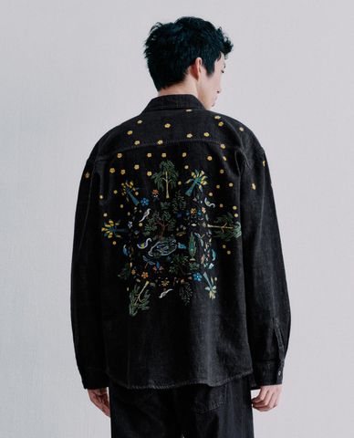  URBAN REVIVO - Áo khoác denim nam tay dài thêu họa tiết 