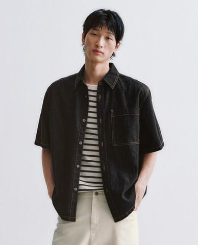  URBAN REVIVO - Áo sơ mi denim nam tay ngắn phối túi 