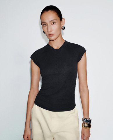  URBAN REVIVO - Áo thun nữ cổ henley tay ngắn phom ôm 