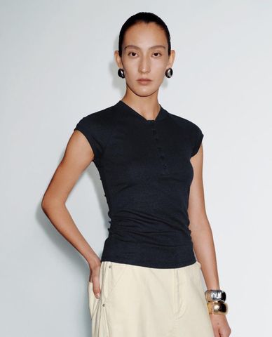  URBAN REVIVO - Áo thun nữ cổ henley tay ngắn phom ôm 