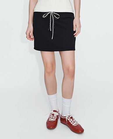  URBAN REVIVO - Chân váy phom suông mini phối dây rút 
