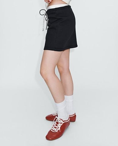  URBAN REVIVO - Chân váy phom suông mini phối dây rút 