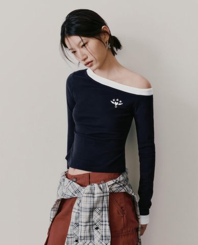  URBAN REVIVO - Áo thun nữ tay dài lệch vai phom ôm 