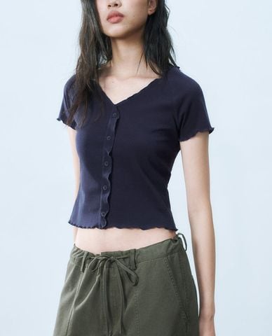  URBAN REVIVO - Áo dệt kim nữ cổ V tay ngắn viền bèo 