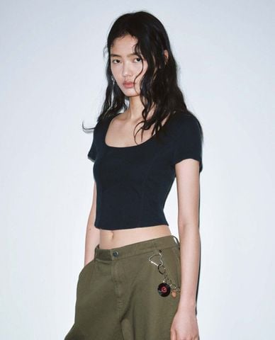  URBAN REVIVO - Áo croptop nữ cổ vuông tay ngắn tối giản 