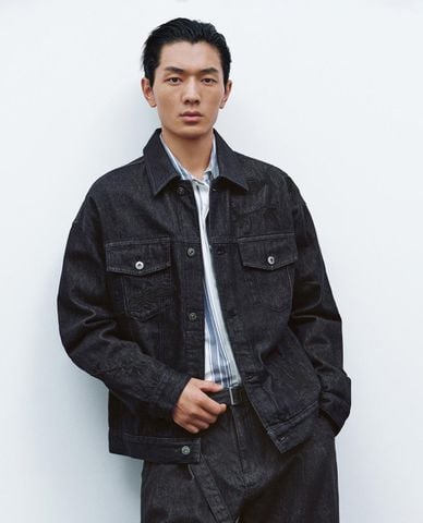  URBAN REVIVO - Áo khoác denim nam tay dài phối túi hộp 