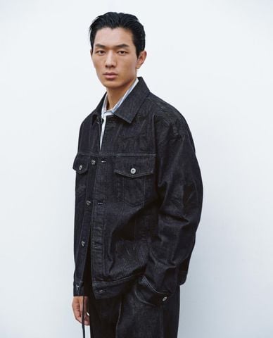  URBAN REVIVO - Áo khoác denim nam tay dài phối túi hộp 