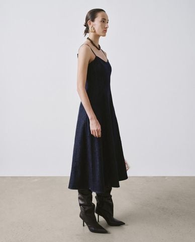  URBAN REVIVO - Đầm denim midi hai dây chiết eo 