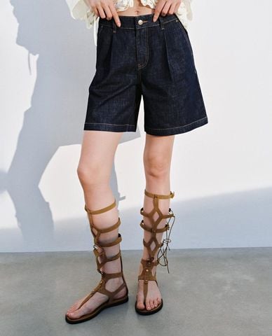  URBAN REVIVO - Quần short jeans nữ ống rộng xếp li 