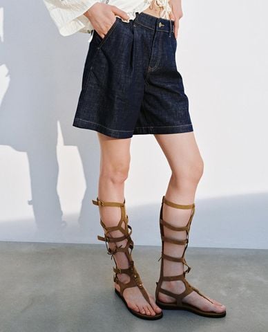  URBAN REVIVO - Quần short jeans nữ ống rộng xếp li 