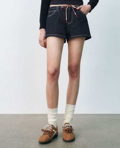  URBAN REVIVO - Quần short jeans nữ ống rộng phối nơ 