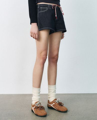  URBAN REVIVO - Quần short jeans nữ ống rộng phối nơ 