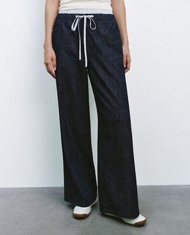  URBAN REVIVO - Quần jeans nữ ống rộng lưng thun phối dây rút 