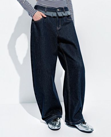 URBAN REVIVO - Quần jeans nữ ống rộng phối cạp kẻ sọc 