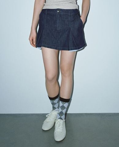  URBAN REVIVO - Chân váy denim mini xếp li 