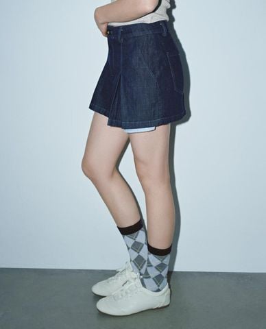  URBAN REVIVO - Chân váy denim mini xếp li 