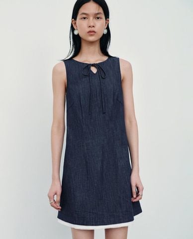  URBAN REVIVO - Đầm denim mini sát nách phối viền 