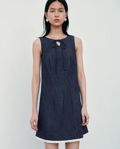  URBAN REVIVO - Đầm denim mini sát nách phối viền 
