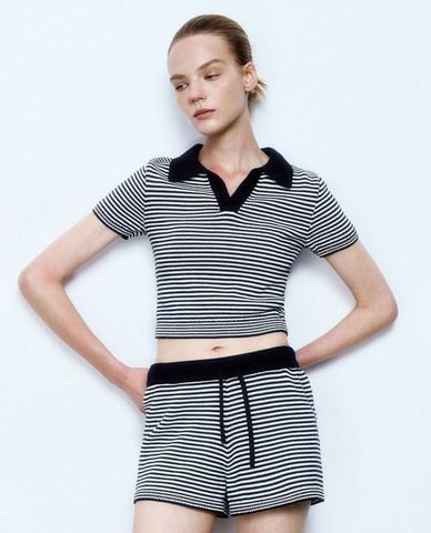  URBAN REVIVO - Áo croptop nữ cổ tròn tay ngắn kẻ sọc 