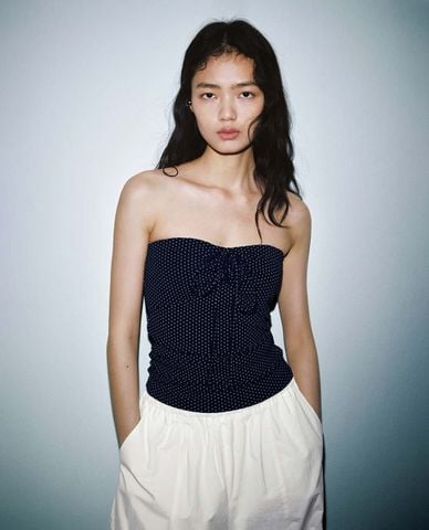  URBAN REVIVO - Áo kiểu nữ cúp ngực chấm bi phối nơ 