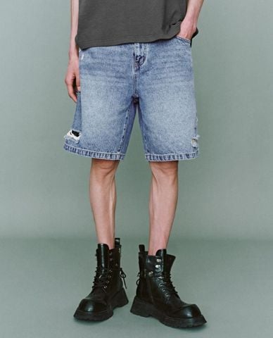  URBAN REVIVO - Quần short jeans nam wash bạc năng động 