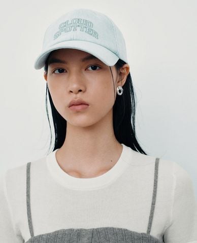  URBAN REVIVO - Nón bóng chày nữ denim thêu chữ 