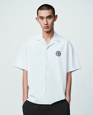  URBAN REVIVO - Áo sơ mi nam tay ngắn in hình 